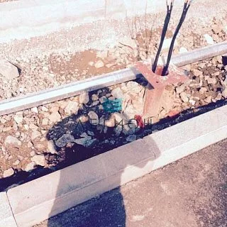 Установка опор освещения «Легион» около автомобильного салона